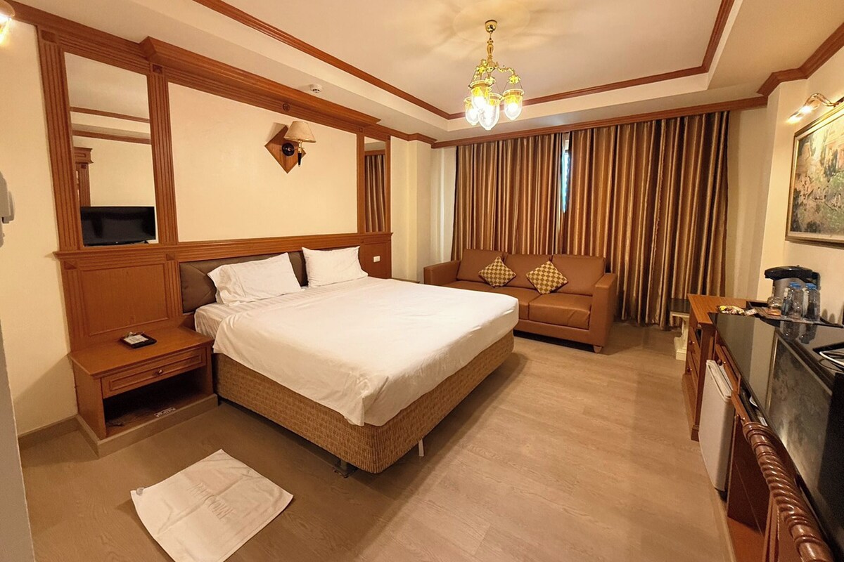 Deluxe Double Room | Minibar, desk, laptop workspace, free WiFi