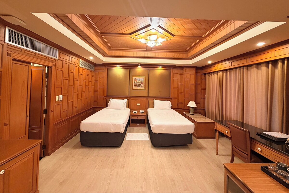 Junior Suite Twin | Minibar, desk, laptop workspace, free WiFi