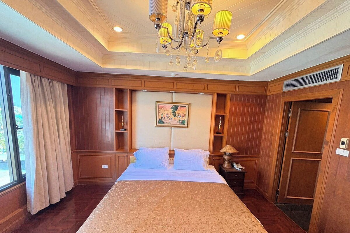 Grand Suite | Minibar, desk, laptop workspace, free WiFi