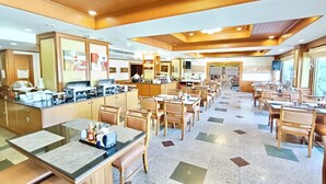 Ein geräumiges Restaurant mit Holzkubaturen, einer zentralen Theke und einem Fliesenboden.