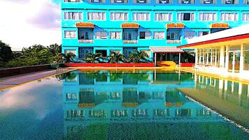 Kolam renang outdoor