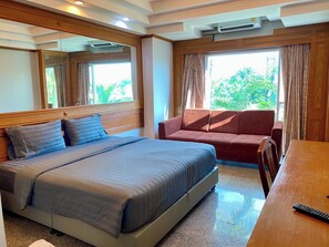 Escritorio, wifi gratis y ropa de cama 