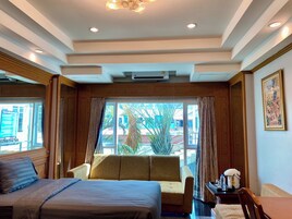 华丽双床房, 泳池景观 | 办公桌、免费 WiFi、床单