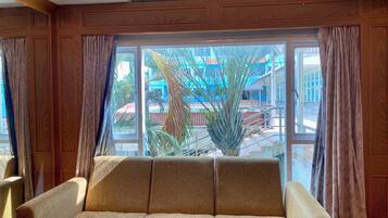 Deluxe-Zweibettzimmer, Poolblick | Schreibtisch, kostenloses WLAN, Bettwäsche