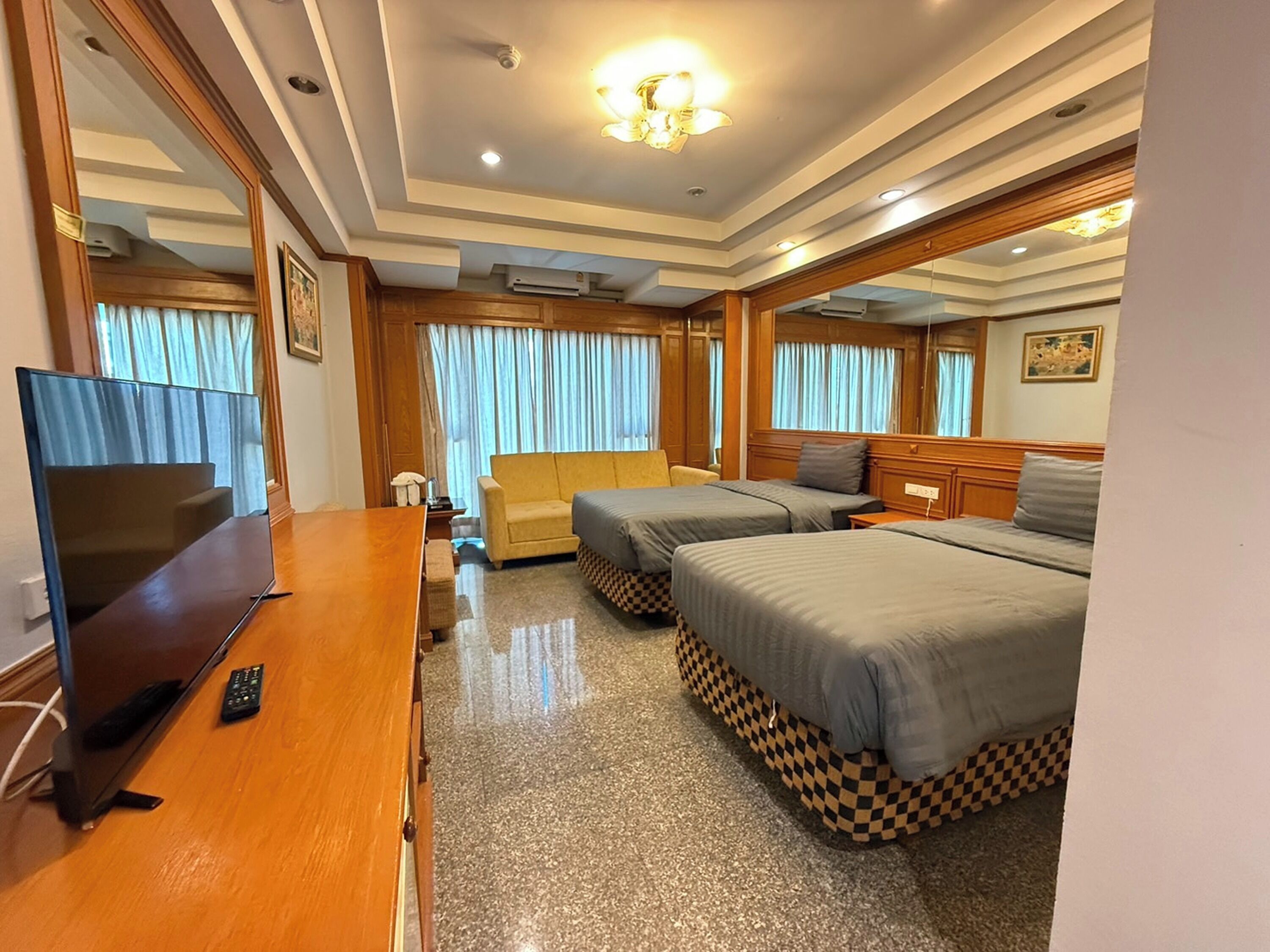 豪華雙床房, 泳池景觀 | 書桌、免費無線上網、床單