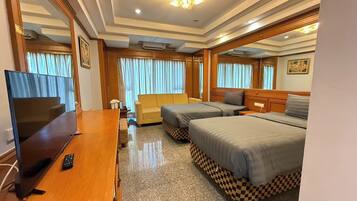 Kamar Twin Deluks, pemandangan kolam renang | Meja kerja, Wi-Fi gratis, dan seprai linen