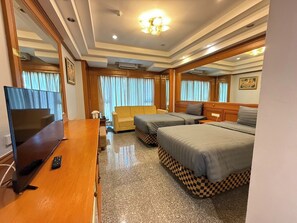 Kahden hengen deluxe-huone (kaksi sänkyä), näköala uima-altaalle | Työpöytä, ilmainen Wi-Fi, vuodevaatteet