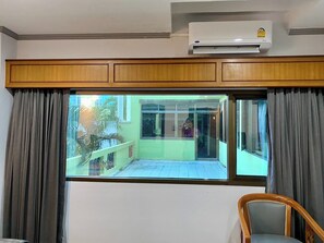 Kamar Twin Standar | Meja kerja, Wi-Fi gratis, dan seprai linen