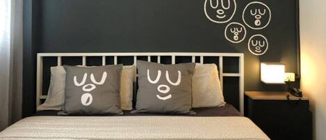 Minibar, wifi gratis y ropa de cama