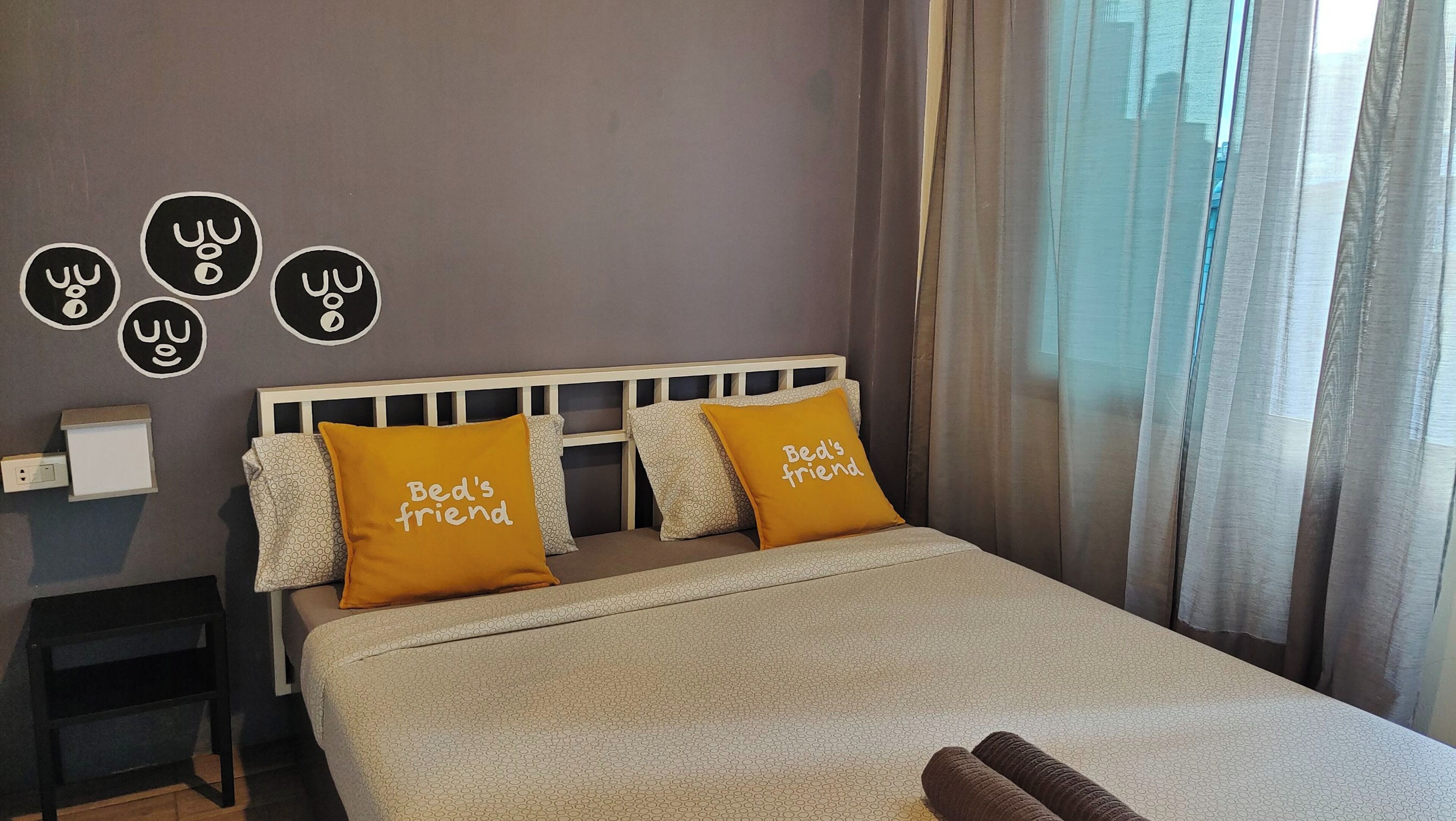 Minibar, free WiFi, bed sheets