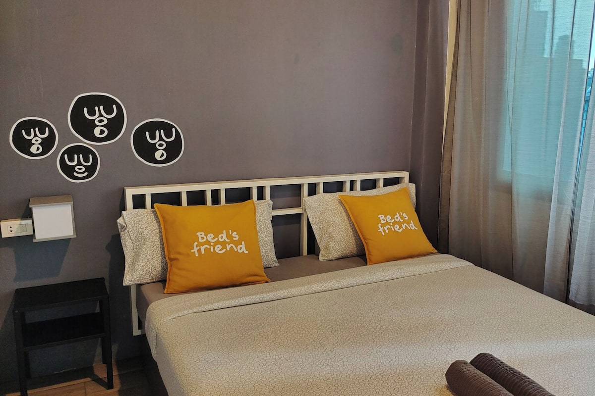 Minibar, WiFi (free), bed sheets