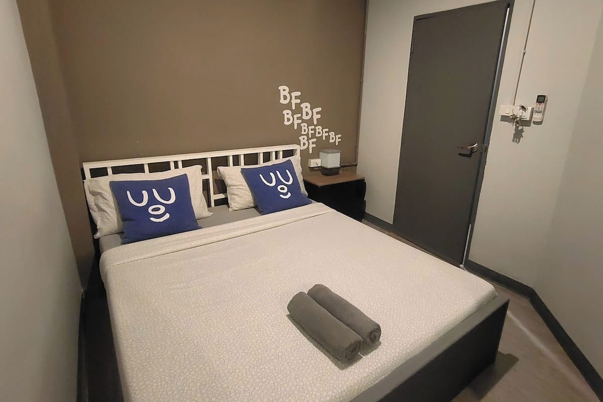 Minibar, WiFi (free), bed sheets