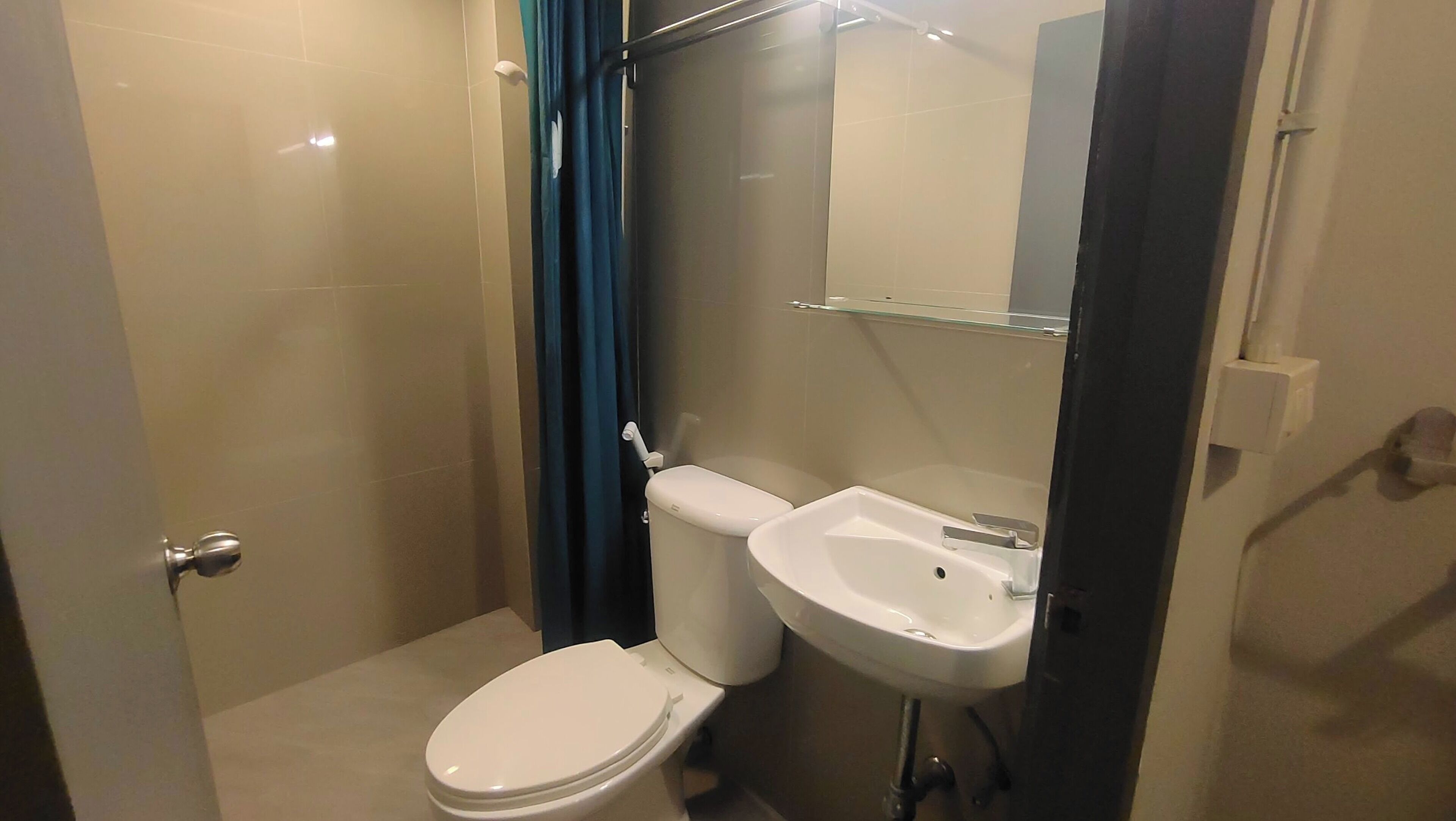 Ein kleines Badezimmer mit Toilette, Waschbecken und Duschbereich.