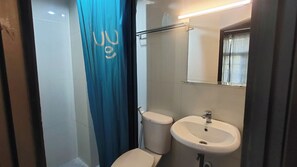 Douche, articles de toilette gratuits, serviettes fournies
