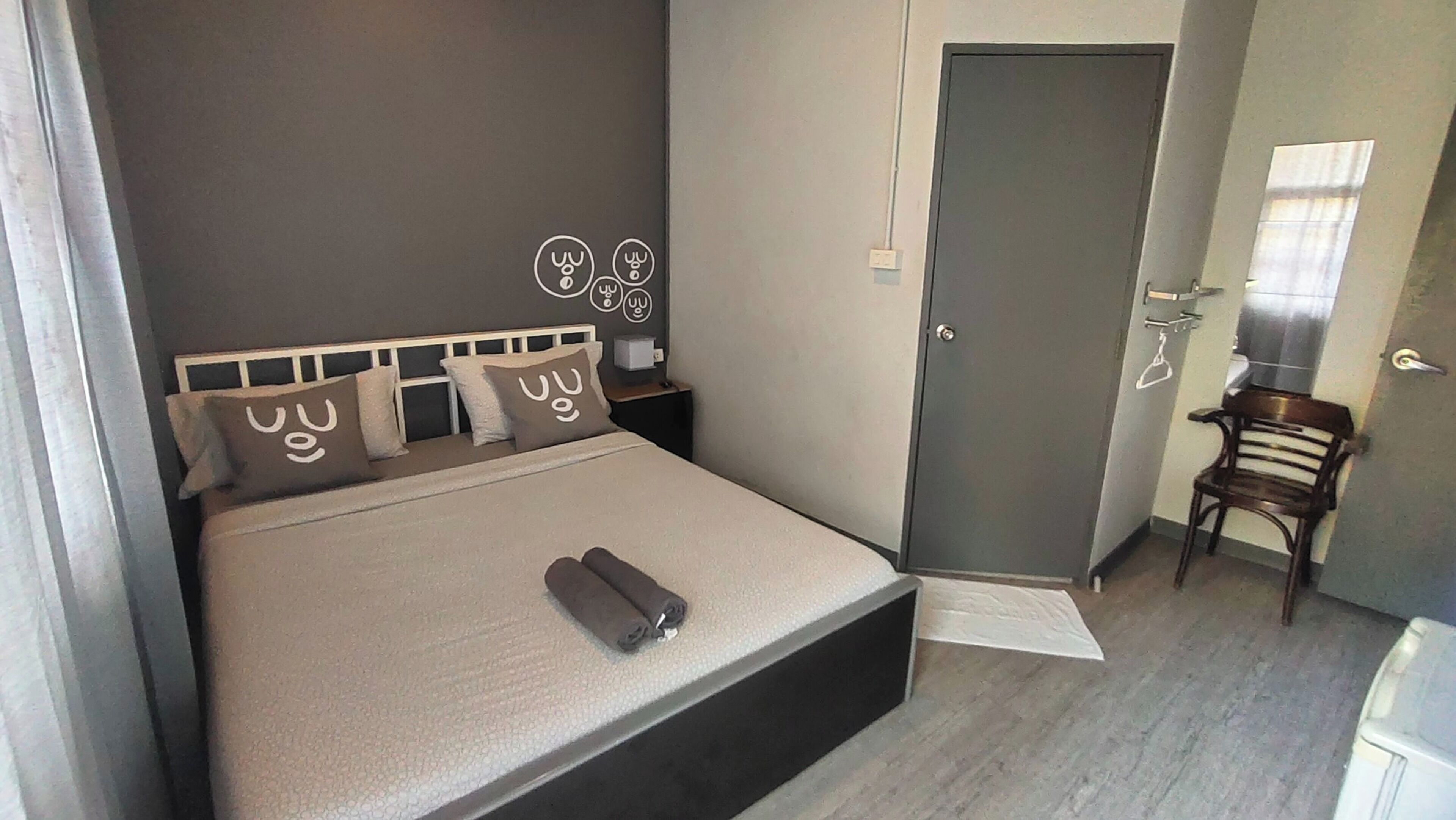 Minibar, free WiFi, bed sheets