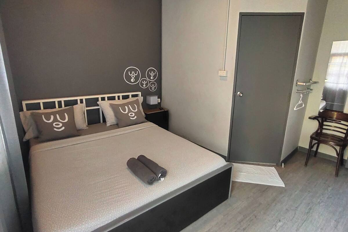 Minibar, WiFi (free), bed sheets