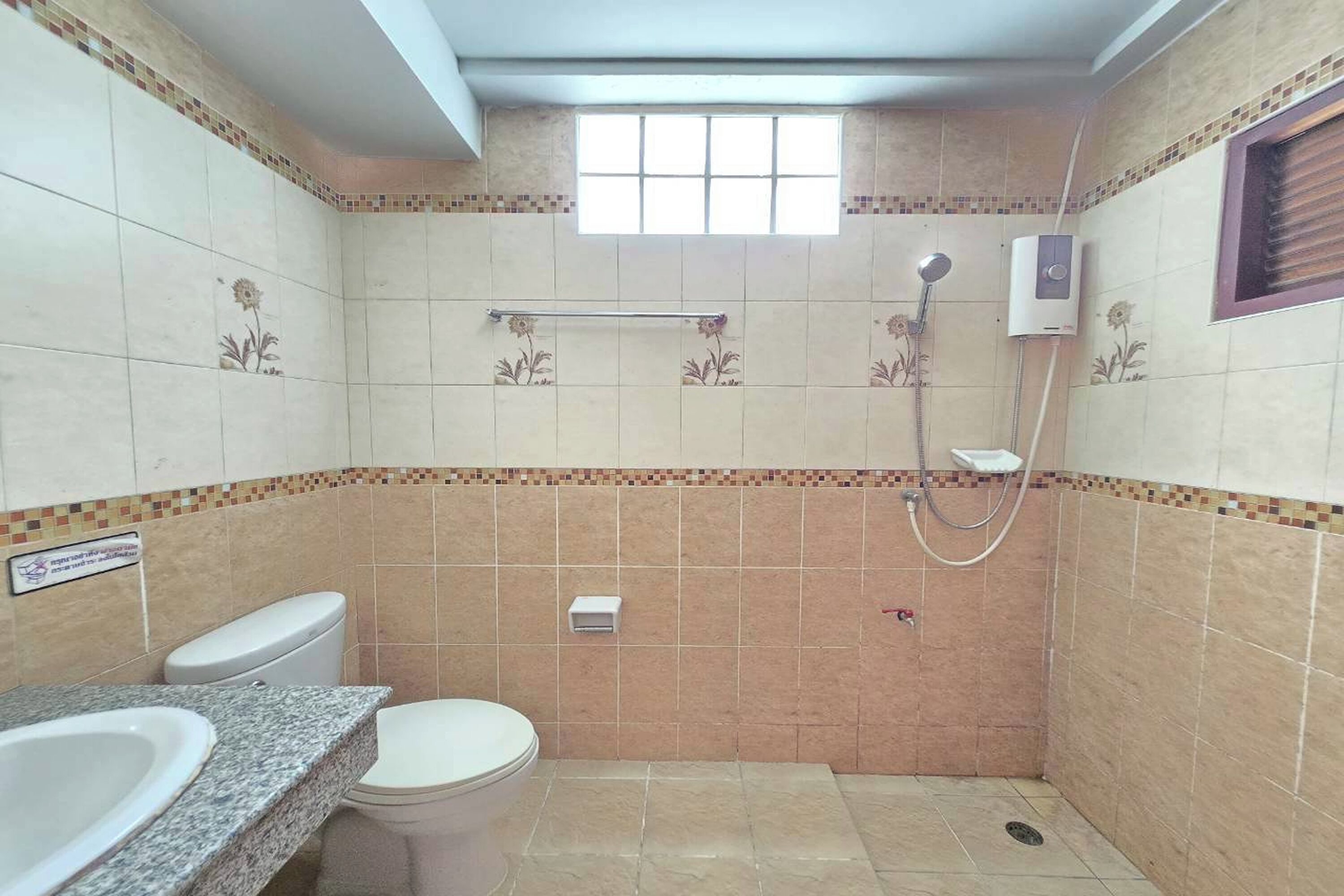 Ein kleines Badezimmer mit Toilette, Waschbecken und Dusche.