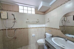 Standard Double Room | Bathroom | Shower, rainfall showerhead, free toiletries, hair dryer - Baan Sabai Guesthouse (Chiang Mai)