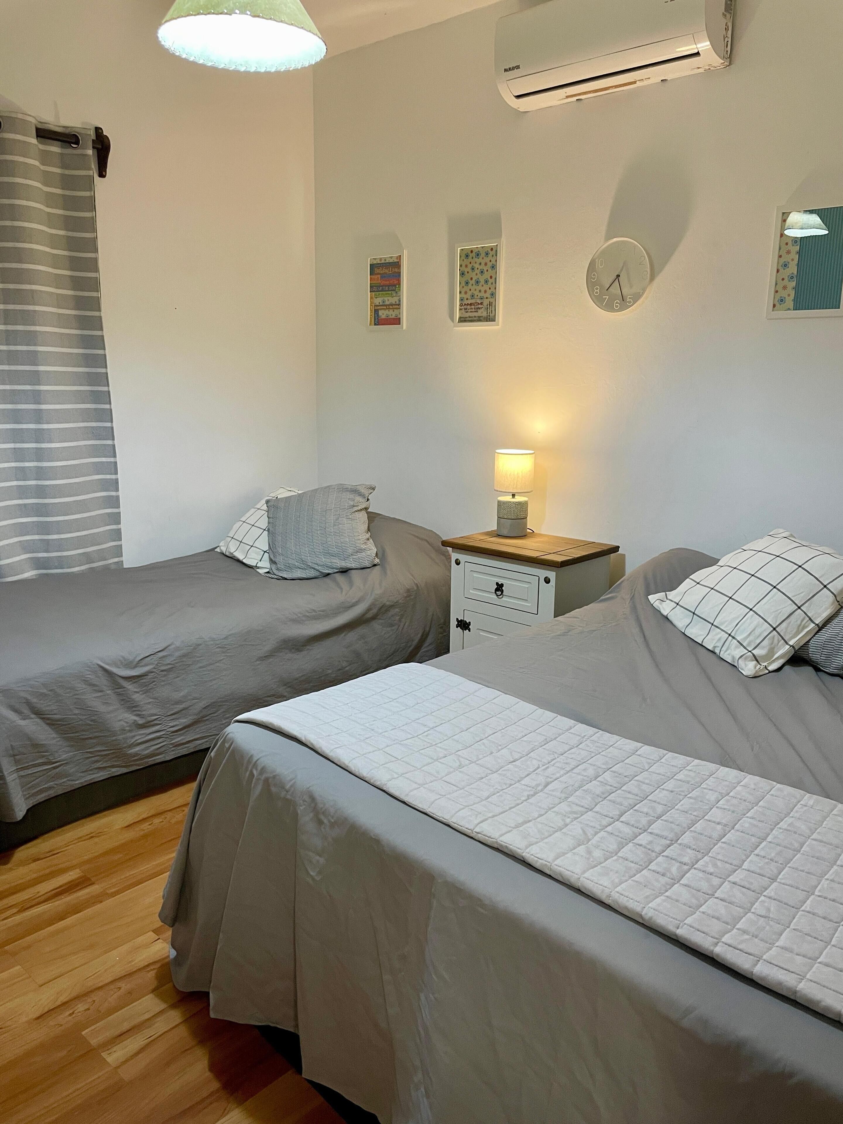 3 habitaciones, tabla de planchar con plancha, wifi y ropa de cama 
