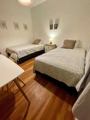 3 slaapkamers, een strijkplank/strijkijzer, wifi, beddengoed