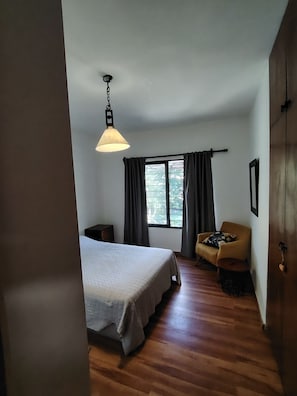 3 habitaciones, tabla de planchar con plancha, wifi y ropa de cama