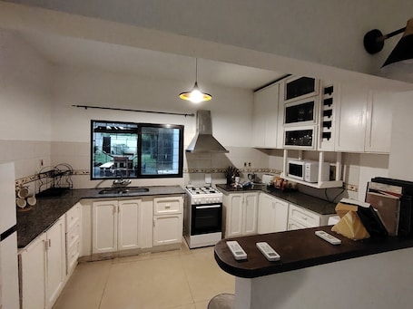Microwave, oven. Spacious house with garden, steps from the beach and Montevideo.