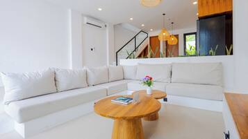 Deluxe Villa, Pool View | Living area