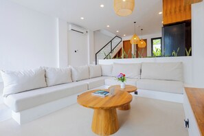 Biệt thự Deluxe, quang cảnh hồ bơi | Khu phòng khách