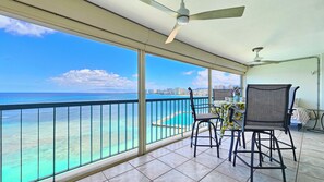 Outdoor dining - Charming Beachfront King Bedroom condo in Honolulu (Honolulu)