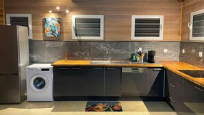 Una cocina moderna con lavadora integrada, un lavabo y lavavajillas.
