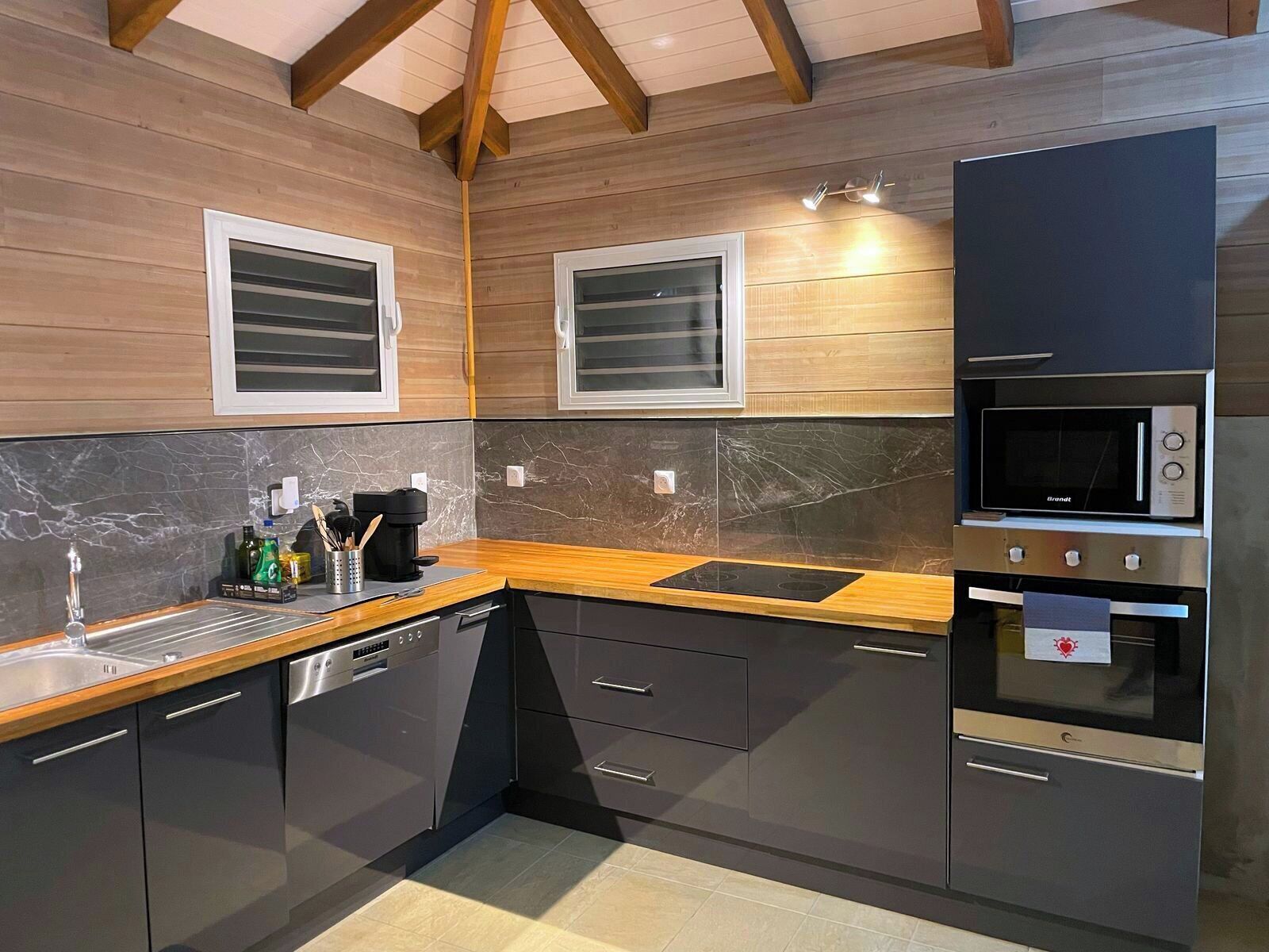 Køleskab, mikrobølgeovn, ovn, kogeplade