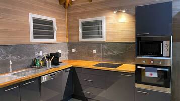 Køleskab, mikrobølgeovn, ovn, kogeplade