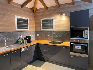 Køleskab, mikrobølgeovn, ovn, kogeplade