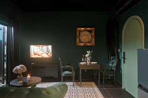 Habitación doble superior | Minibar, caja fuerte, escritorio y espacio para trabajar con un portátil