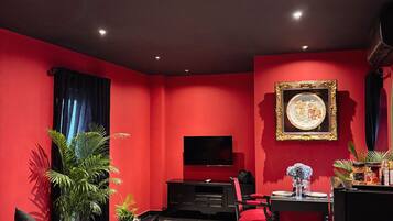 Minibar, desk, laptop workspace, free WiFi