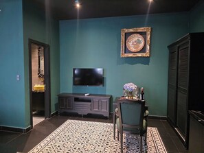 Habitación Premier doble, vistas al jardín | Minibar, caja fuerte, escritorio y espacio para trabajar con un portátil
