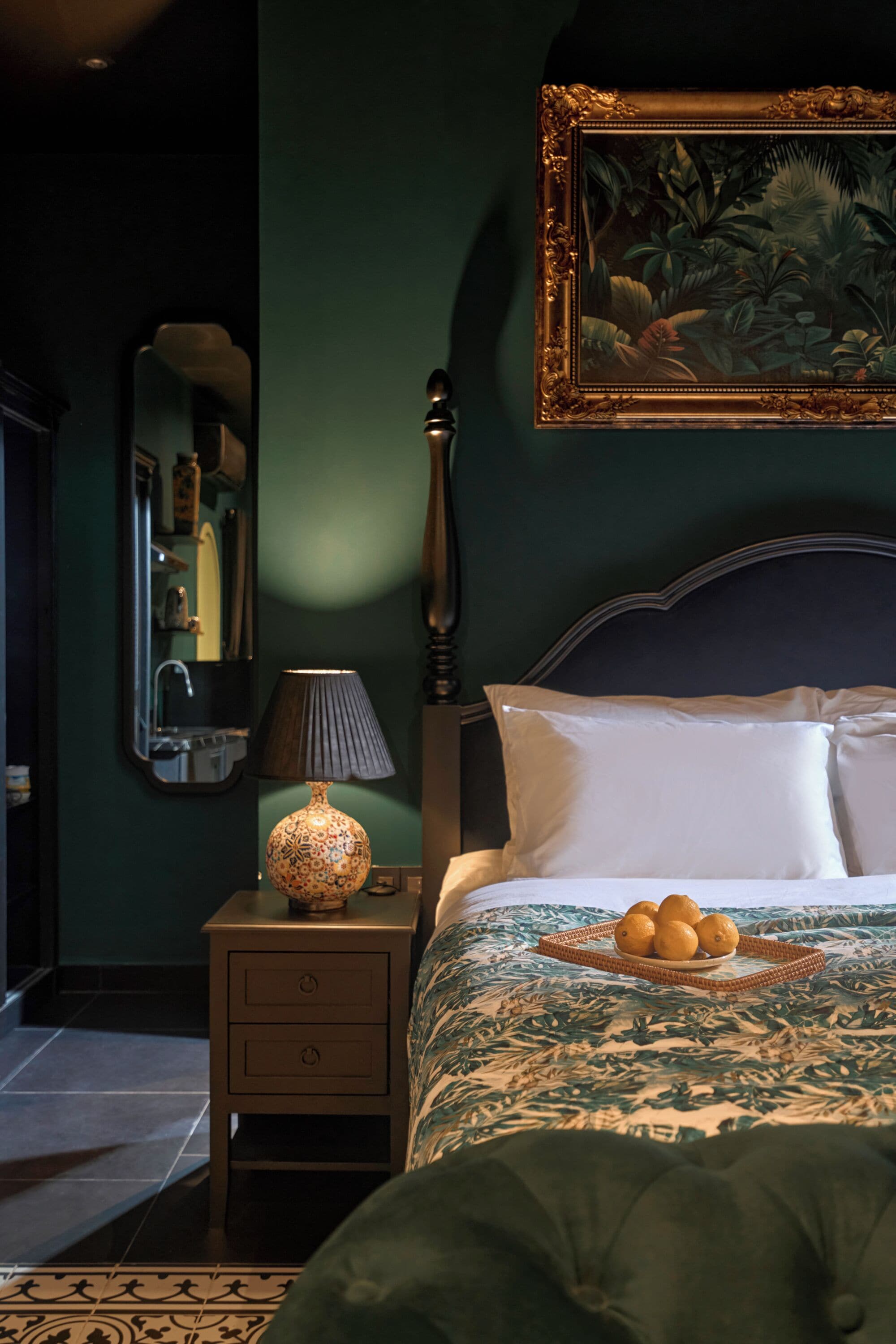 Minibar, escritorio, espacio para trabajar con laptop y wifi gratis 