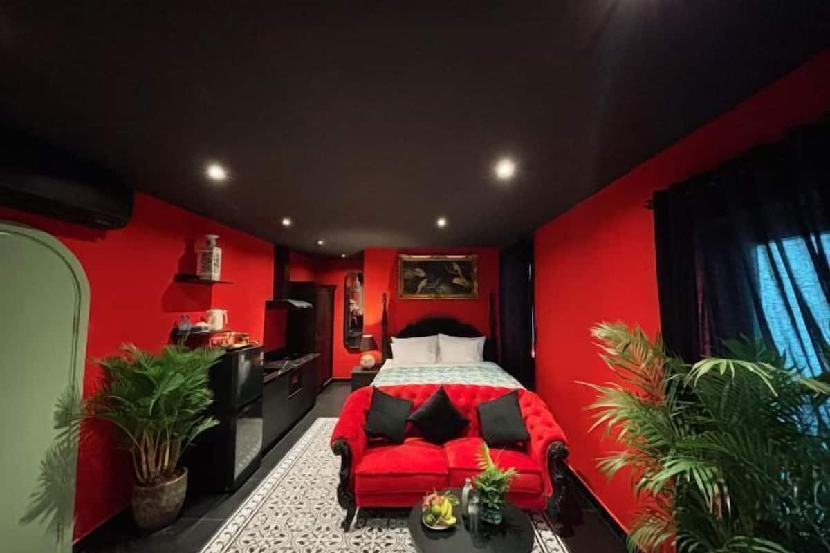 Minibar, desk, laptop workspace, free WiFi