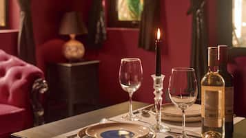 Kahden hengen luksushuone, näköala uima-altaalle | Minibaari, työpöytä, kannettavalle tietokoneelle sopiva työtila