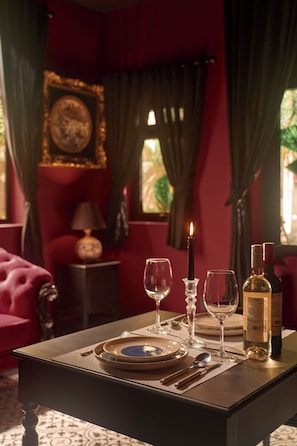 Phòng đôi Cao cấp, quang cảnh hồ bơi | Minibar, bàn, khu vực làm việc phù hợp cho laptop