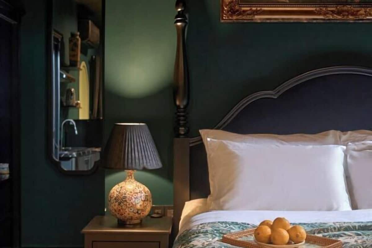 Minibar, desk, laptop workspace, free WiFi