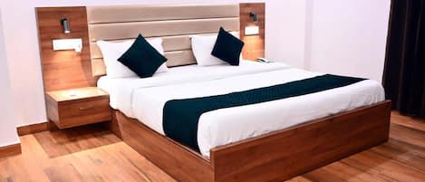 Standard Double Room | Desk, laptop workspace, free WiFi