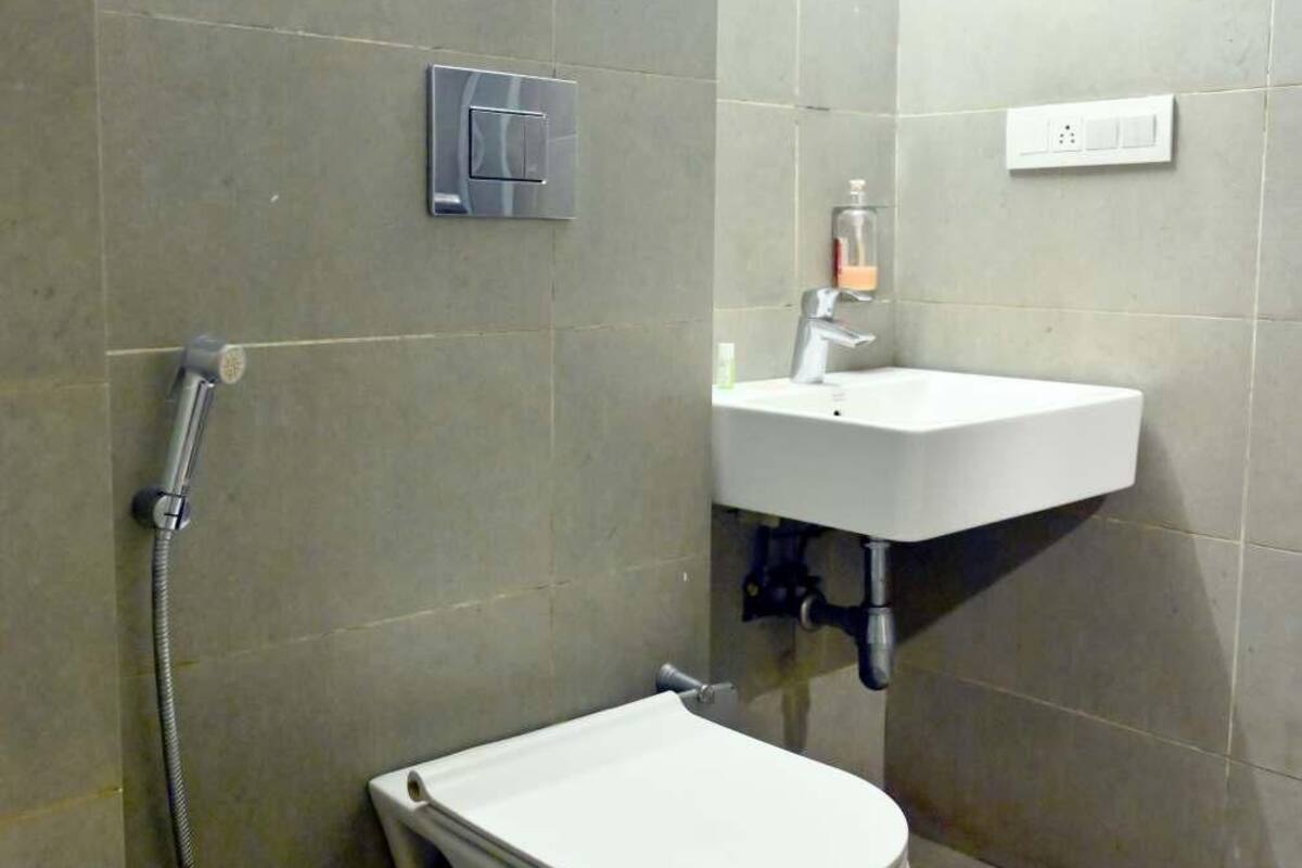 Standard Double Room | Bathroom | Free toiletries, towels, soap, shampoo