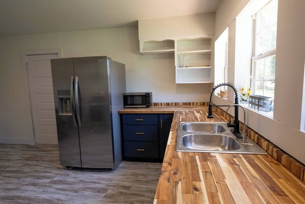 Refrigerador, microondas, horno, placa de cocina