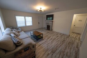 Smart TV, fireplace, books - Berry Mountain Historic Home Near Oneonta (Blountsville)