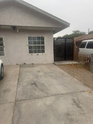 Property grounds - Wendys Home (North Las Vegas)