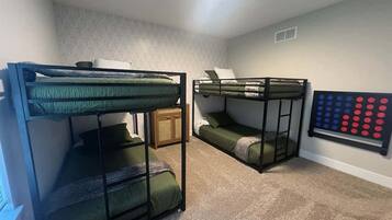 3 makuuhuonetta, työpöytä, silitysrauta/-lauta, vauvan matkasänky