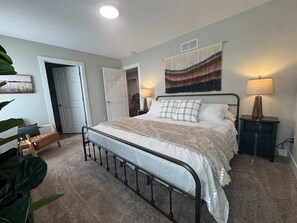 3 bedrooms, desk, iron/ironing board, travel cot - Kinsmoor Flats-Minutes from Downtown (Fort Wayne)