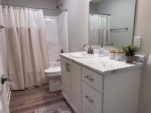 Ducha, secador de pelo y toallas