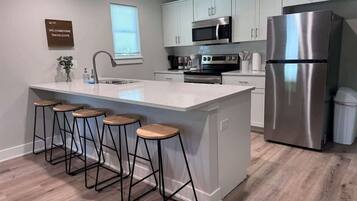 Een koelkast, een magnetron, een oven, een kookplaat